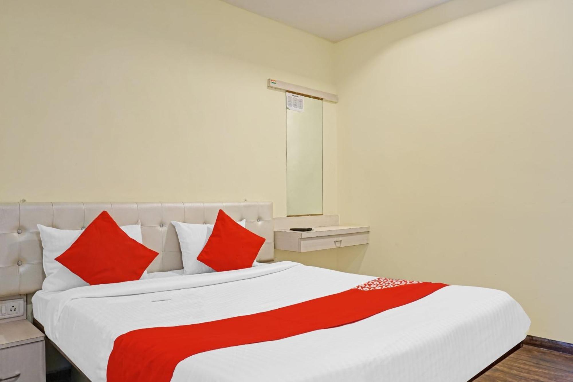 Hotel O 24K Inn Mundhva Εξωτερικό φωτογραφία
