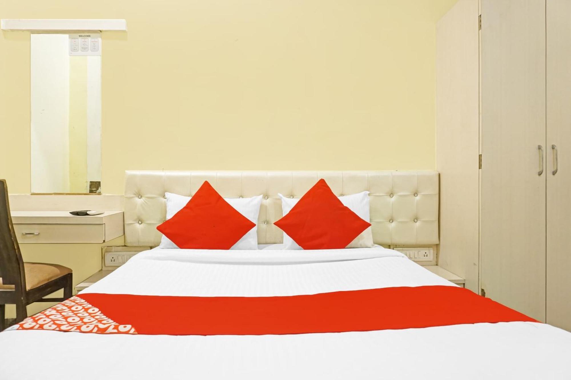Hotel O 24K Inn Mundhva Εξωτερικό φωτογραφία
